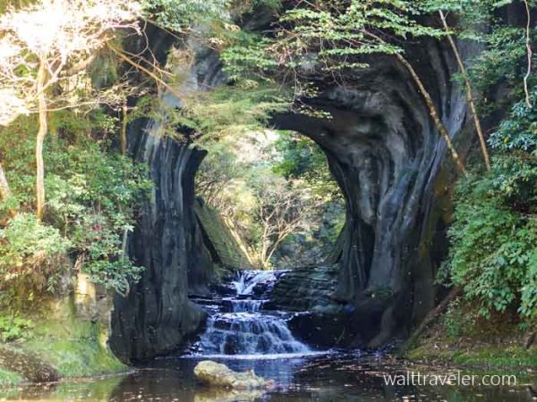 清水渓流広場　濃溝の滝　亀岩の洞窟